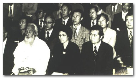1975년 10월 장준하의 49재를 맞아 열린 ‘장준하 추모의 밤’에 참석한 함석헌과 이희호, 김대중(앞줄 왼쪽부터). 